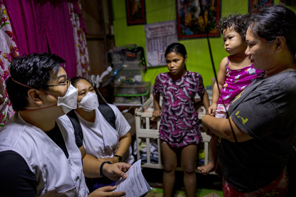 CJ Hontiveros and Belen Rance home visit, Tondo, Manila, Philippines. 2023 © Ezra Acayan