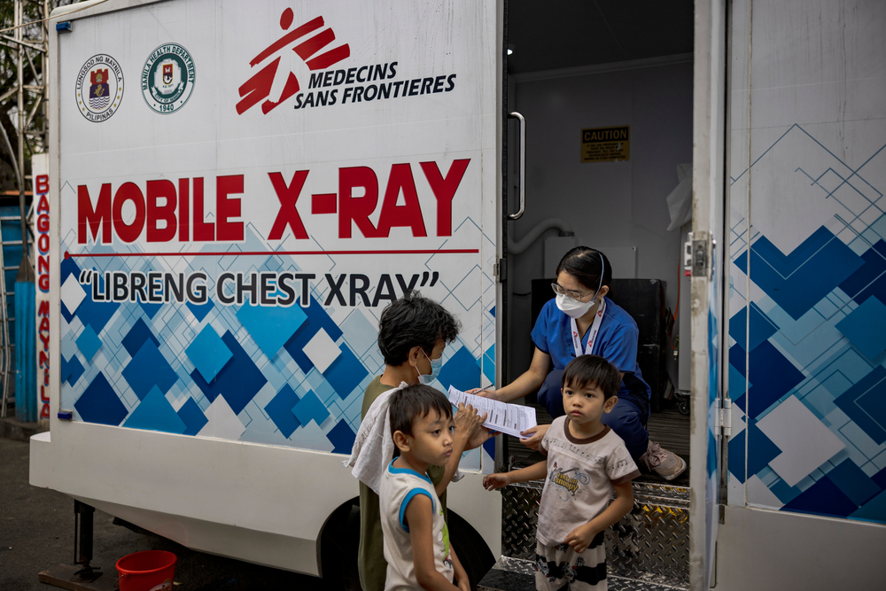 Tondo TB project - X-ray truck - Manila, Philippines 2023 © Ezra Acayan