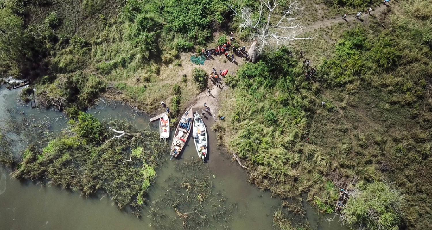 Boat with NFI items arrives at Chibuabuabua, Savane, in Dondo District with NFI items. Mozambique, 2019 © Giuseppe La Rosa/MSF
