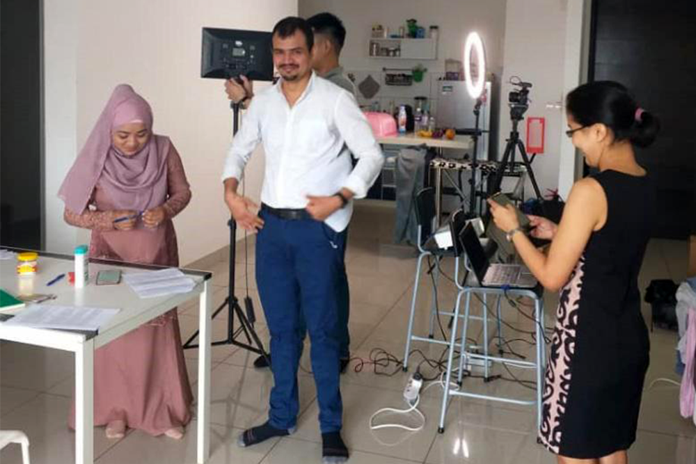 Preparing the makeshift studio. © MSF