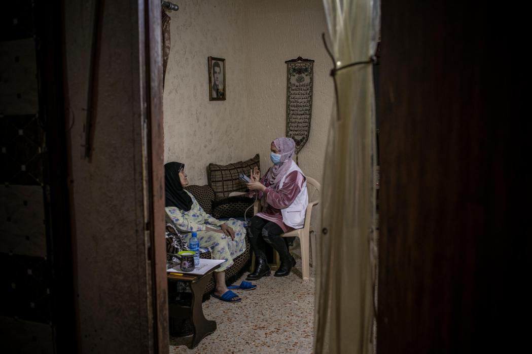 An MSF nurse is measuring a patient's blood pressure level