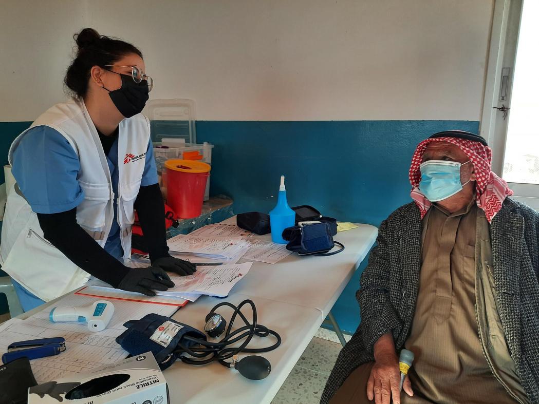 MSF’S Tonadella Karim talks to Mohammad Issa (67) who visited an MSF mobile clinic to get medication for him and his wife, both suffering chronic diseases. ©MSF/Katharina Lange