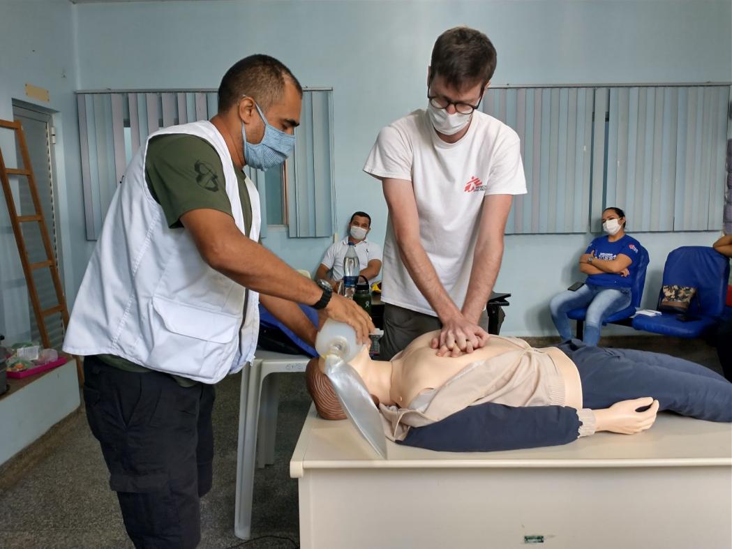 Nurse Rebecca Alethéia provides training to the team at the regional hospital in Tefé explaining the process for disinfecting hospital materials. ©Diego Baravelli/MSF 