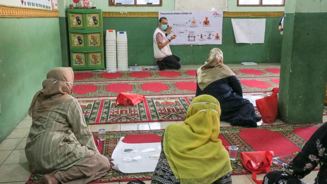 Dr Yulianto Santoso Kurniawan (front) and Nurse Lintang Tanjung Sibarani facilitated the MSF COVID-19 training for female cadres, homemakers, and community or religious leaders in Kalibata Village, South Jakarta, Indonesia. © Cici Riesmasari/MSF