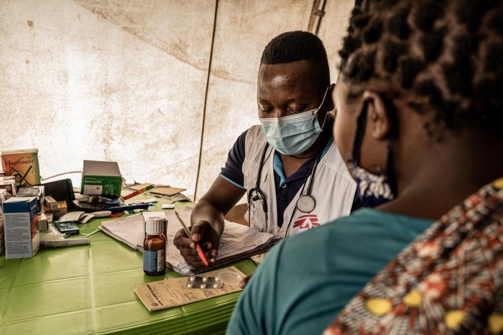 Physician Nazario Jaime i consultation with a patient living in the Nicuapa site in Cabo Delgado province, Mozambique. © Tadeu Andre/MSF