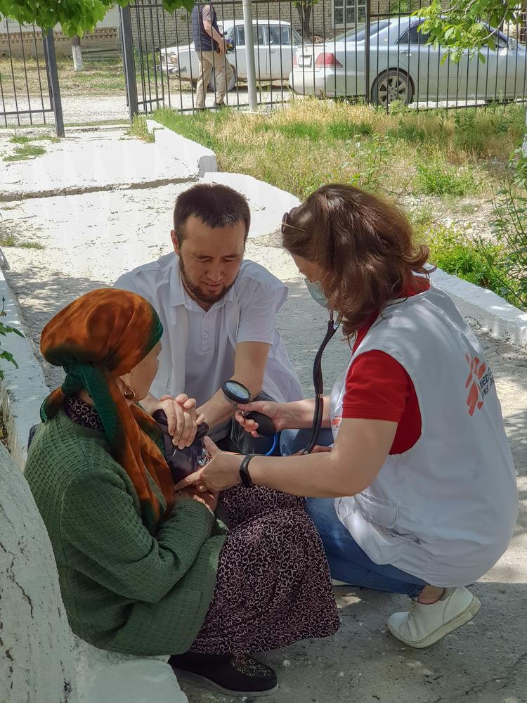 MSF mobile team treating a patient