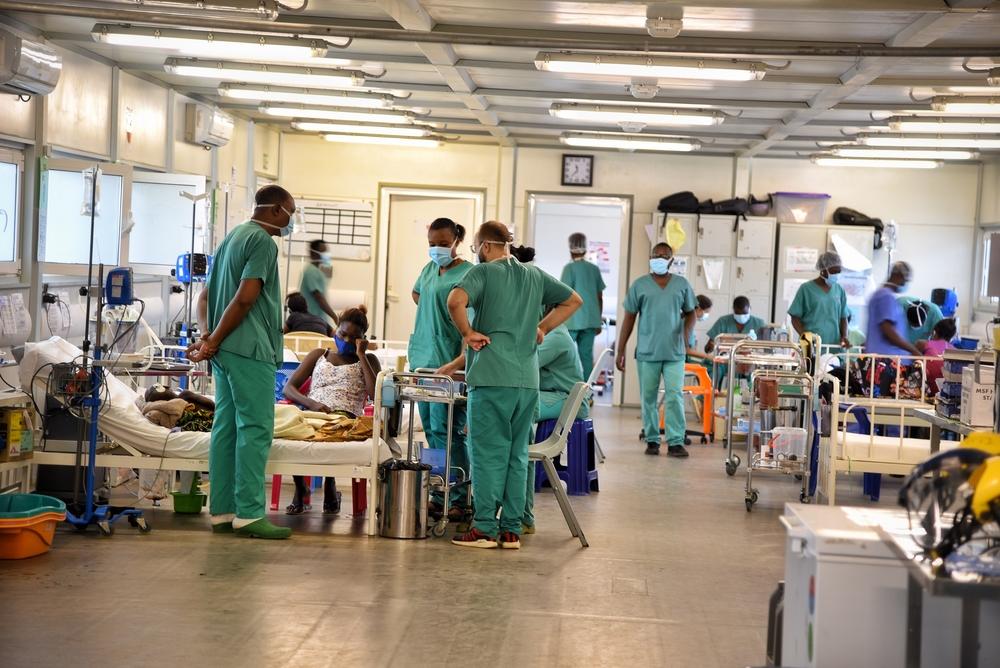 The Doctors Without Borders medical team conduct afternoon rounds in the intensive care unit at Hangha hospital, in Kenema district, Sierra Leone.   © Mohammed Sanabani/MSF