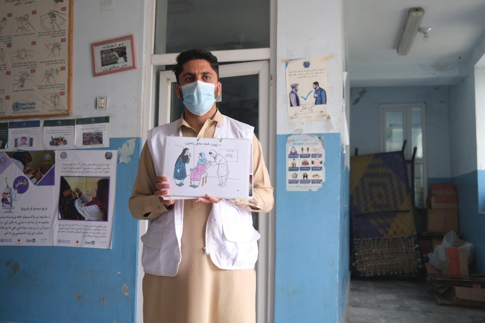 MSF health promoter Noor-U-Rahman explains the danger signs to look out for during pregnancy to a group of caretakers at the MSF-supported Tani comprehensive health centre, Khost province, Afghanistan. 