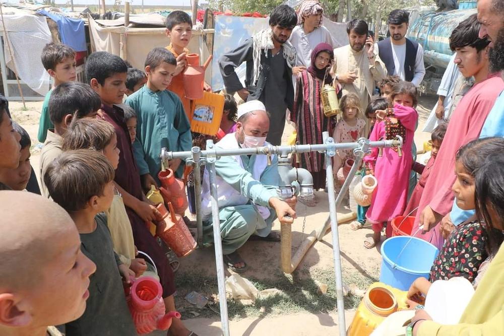 In June, heavy fighting around Kunduz city forced thousands of people from their homes. 400 families sought shelter at an informal settlement where MSF teams began providing 12,000 litres of clean drinking water a day. © Prue Coakley/MSF