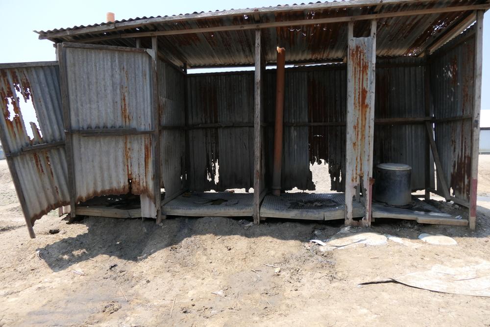 A recent survey conducted by MSF shows that Bentiu IDP camp has only one functional latrine to each 200 residents. This is ten times below the international standard. Among the issues, there is lack of doors and latrines are completely full.