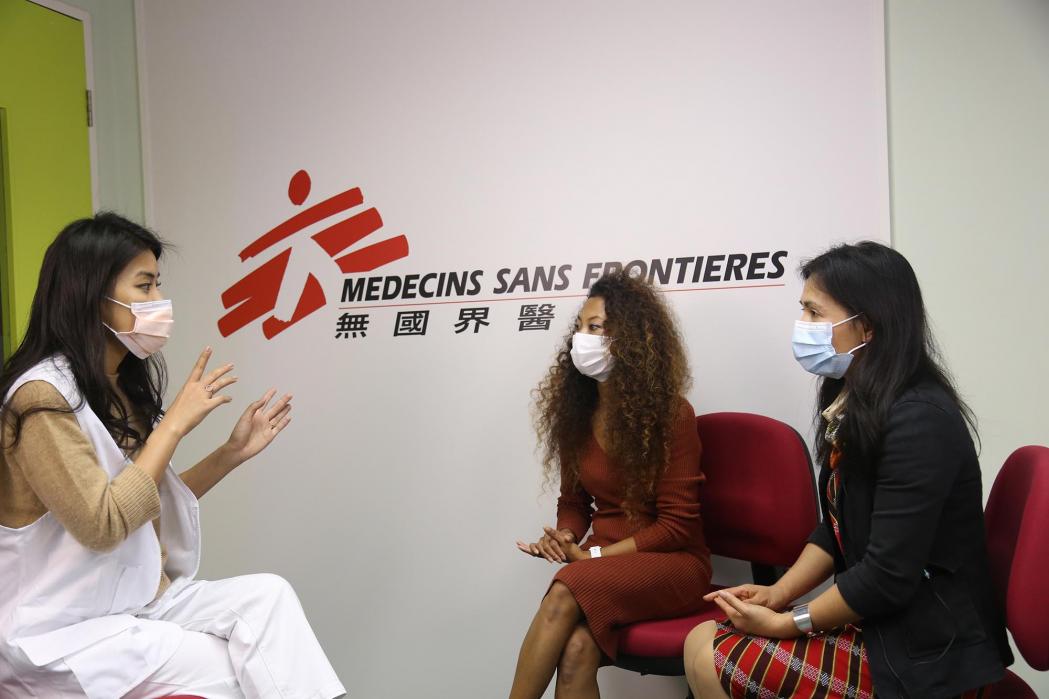 Doctors Without Borders is providing a Community Care Training Programme to the community leaders of HK’s foreign domestic helpers. Here, MSF Mental Health Supervisor Karen Lau (Left) shares the basic concepts and skills of mental health to two of them; Dee (middle) and Luisa (right).©MSF