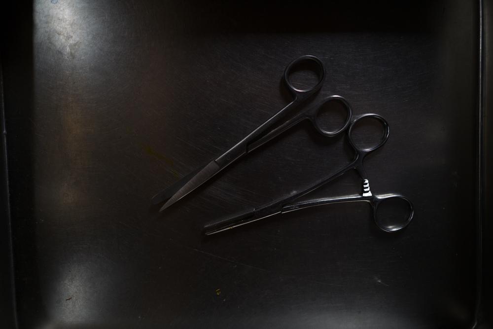 The only tools that the Nzacko nurse has to assist deliveries at the Nzacko health center. Sylvie Grengbo, the local midwife, says that during the last conflict, the center was looted. The market was also empty, so there was no soap left. She sanitized her tools with lemon so she could treat patients. Central African Republic, July 2021 © MSF