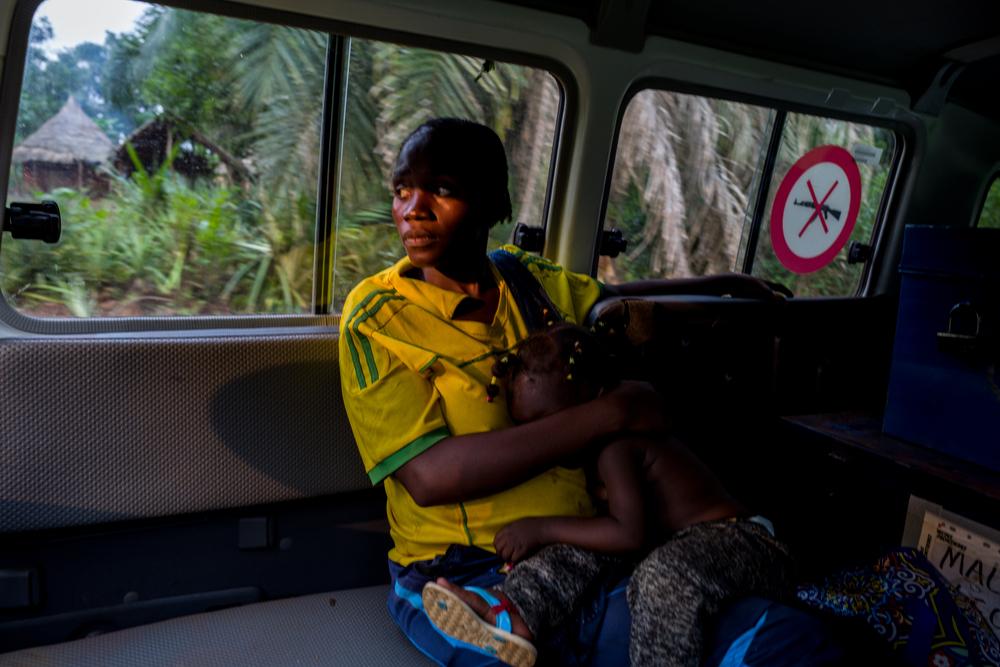 Veronique Napese is being referred from Nzacko to the hospital of Bangassou, supported by Doctors Without Borders. She is in her seventh month of pregnancy and has an intense pain in the lower back. Her youngest daughter is accompanying her. Central African Republic, July 2021 © MSF