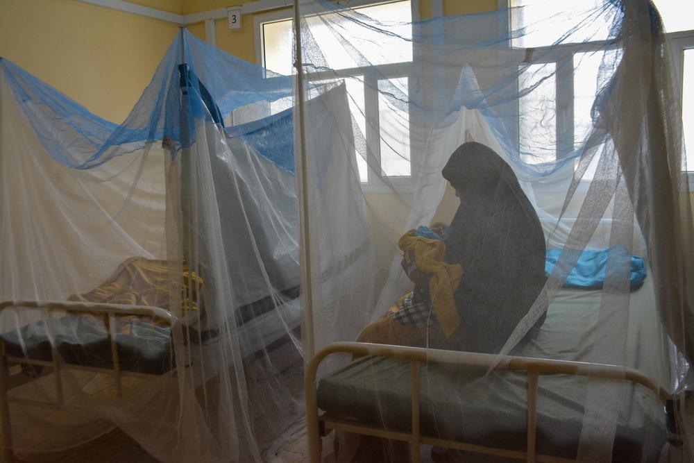 Saalima holding her newborn baby girl Zamzam in the post-operative ward of the Al-Qanawis mother and child hospital supported by MSF in Hodeidah, Yemen. Saalima went through a C-section for delivery. Yemen, 2021