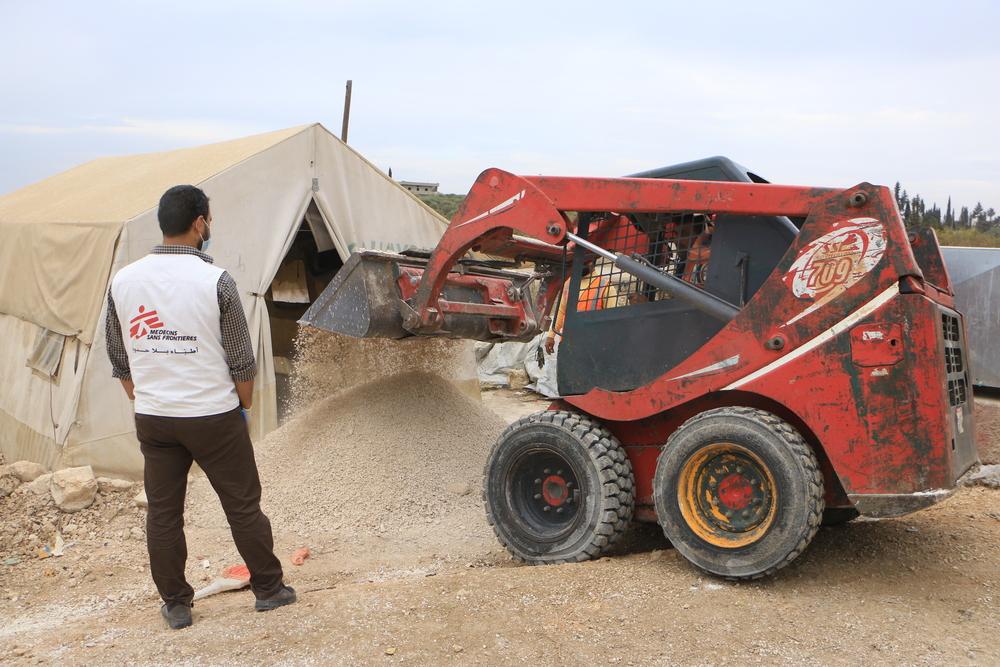 MSF logistics staff are preparing to raise the floors of tents in a displaced camp in northwest Syria. Syria, 2021 © Abd Almajed Alkarh