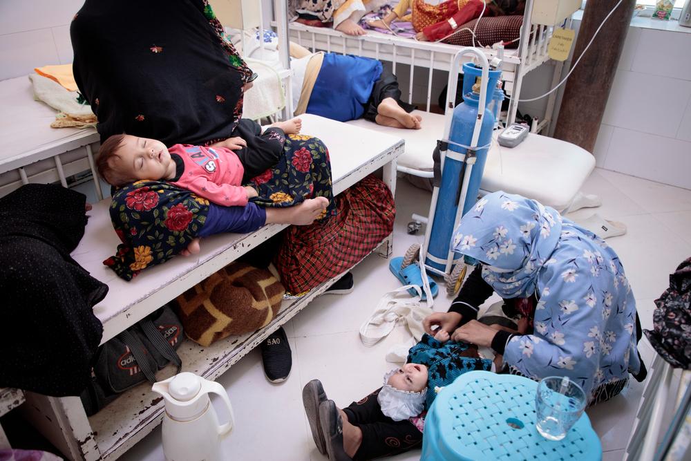 One of the room of the MSF’s Inpatient Therapeutic Feeding Centre (ITFC) at Herat Regional Hospital. The centre is over crowded : there is actually 84 patients for 60 beds. Afghanistan, 2021.