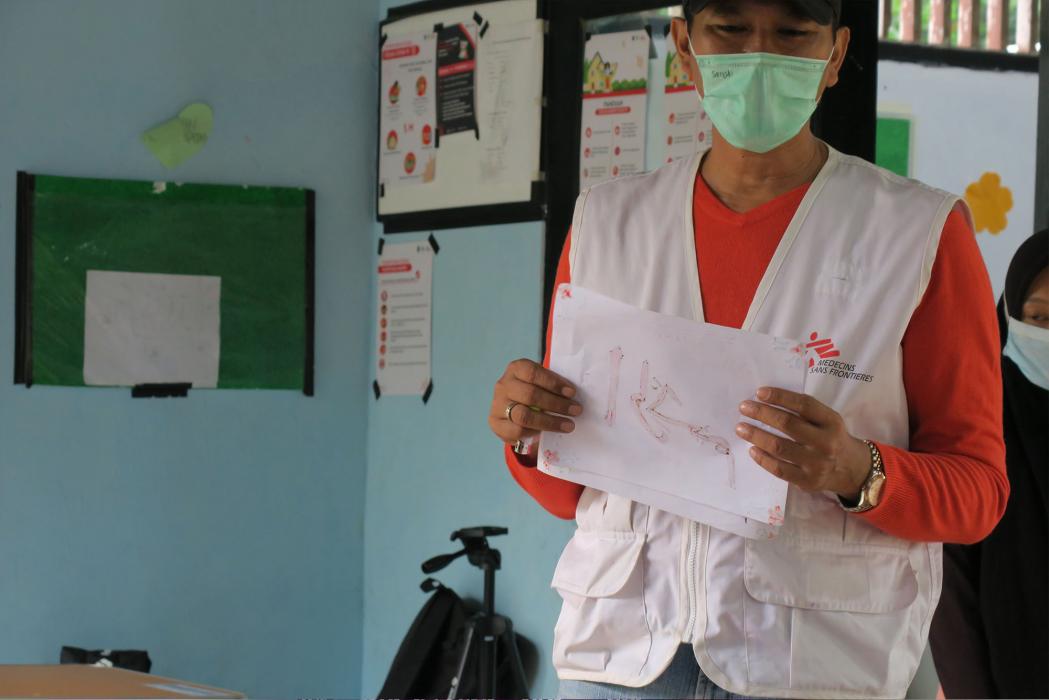 Ahmad Suryadi, salah satu tim Promosi Kesehatan MSF, sedang mengumpulkan karya kaligrafi anak-anak pojok remaja. Tim MSF mendampingi dan memantau pelaksanaan posyandu remaja dan posyandu remaja di kedua desa percontohan, Tembong dan Teluk.