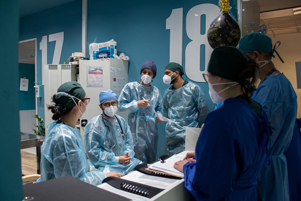 MSF doctors, Nurses and physiotherapist exchange patient updates and discuss patient conditions and treatment plans during the daily morning meeting