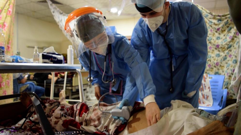 An MSF doctor provides technical advice about the examination of a COVID-19 patient to an Iraqi doctor working with the Directorate of Health in Baghdad at the respiratory care unit of Al-Knidi Hospital.
