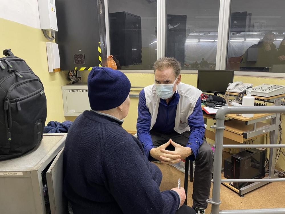 Dr Morten Rostrup, MSF staff, providing medical consultations in a metro station. Kharkiv, Ukraine, April 11, 2022. © Adrienne Surprenant/MYOP