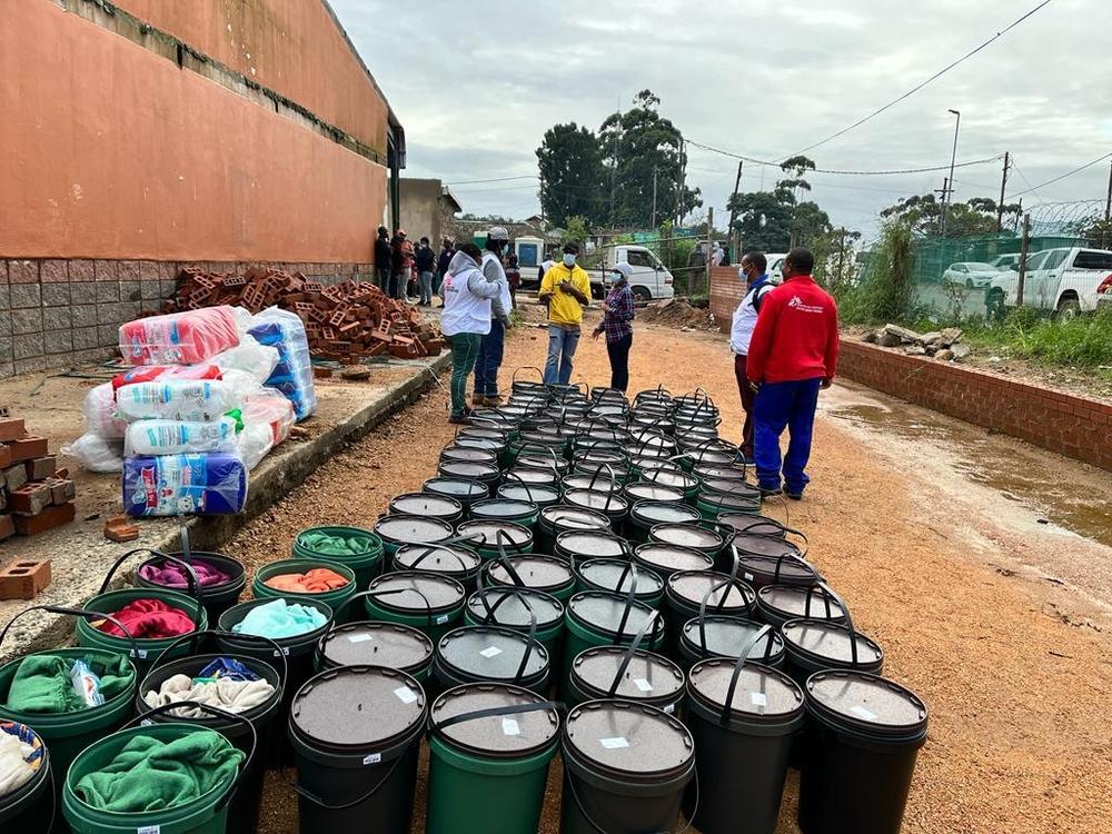 Dozens of health facilities and vulnerable communities were left without clean drinking water and sanitation after flash floods tore through hilly eThekwini region in South Africa’s KwaZulu-Natal Province on the night of 11 April. South Africa, 2022. © MSF