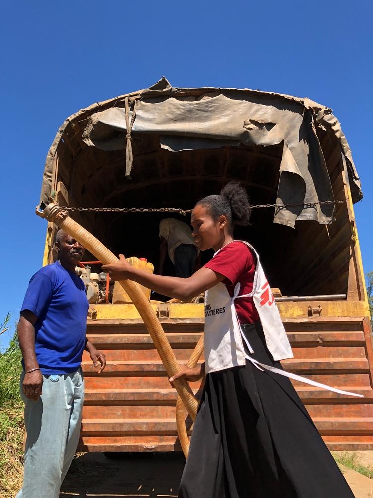 MSF watsan specialist, fills tanker to distribute water to the population.