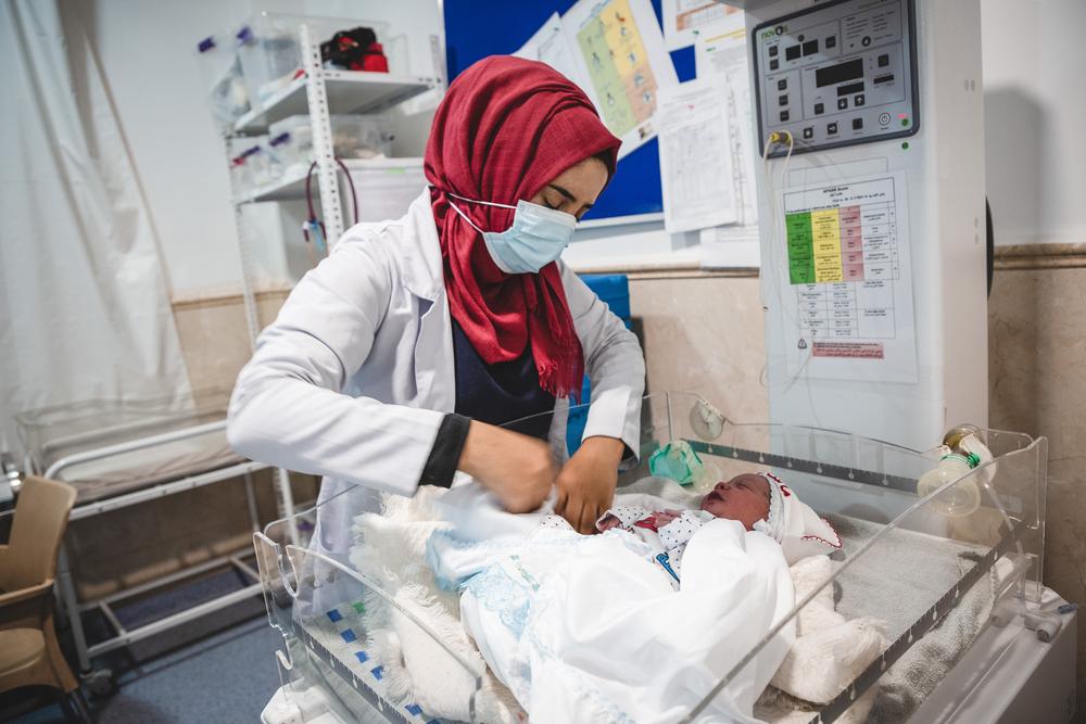 An MSF nurse is taking care of a newborn