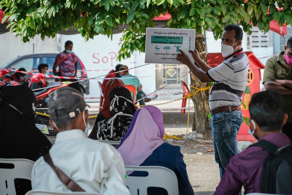 Doctors Without Borders volunteer Hamid Karim providing a mental health awareness session.