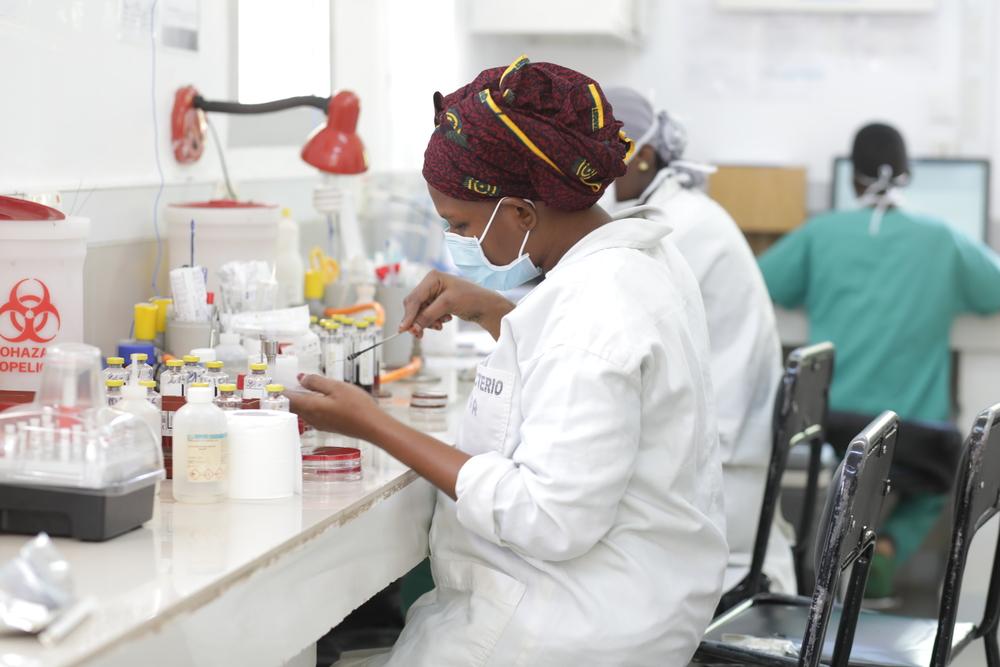A technician from the bacteriology laboratory of the CSref of Koutiala seeds culture media in order to carry out identification tests on colonies Labo CSREF. Mali, 2021. © Ismael Diallo