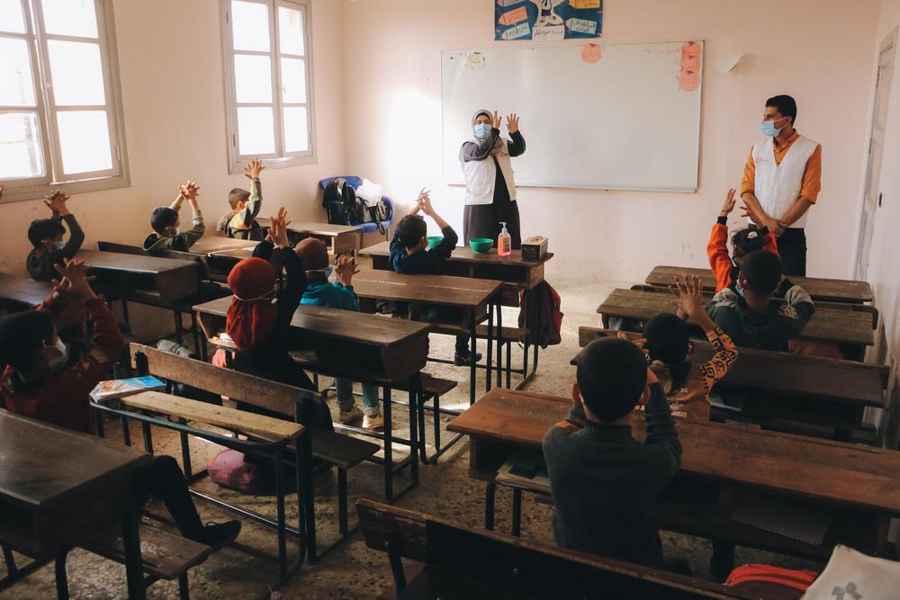 MSF Health Promoter explaining to kids in school the importance of washing hands with soap to prevent catching cholera in northwest Syria. Syria, November 2022. © Abd Almajed Alkarh/MSF