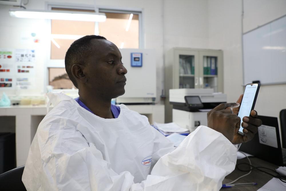 A microbiology laboratory technician is using Antibiogo in CHK Hospital
