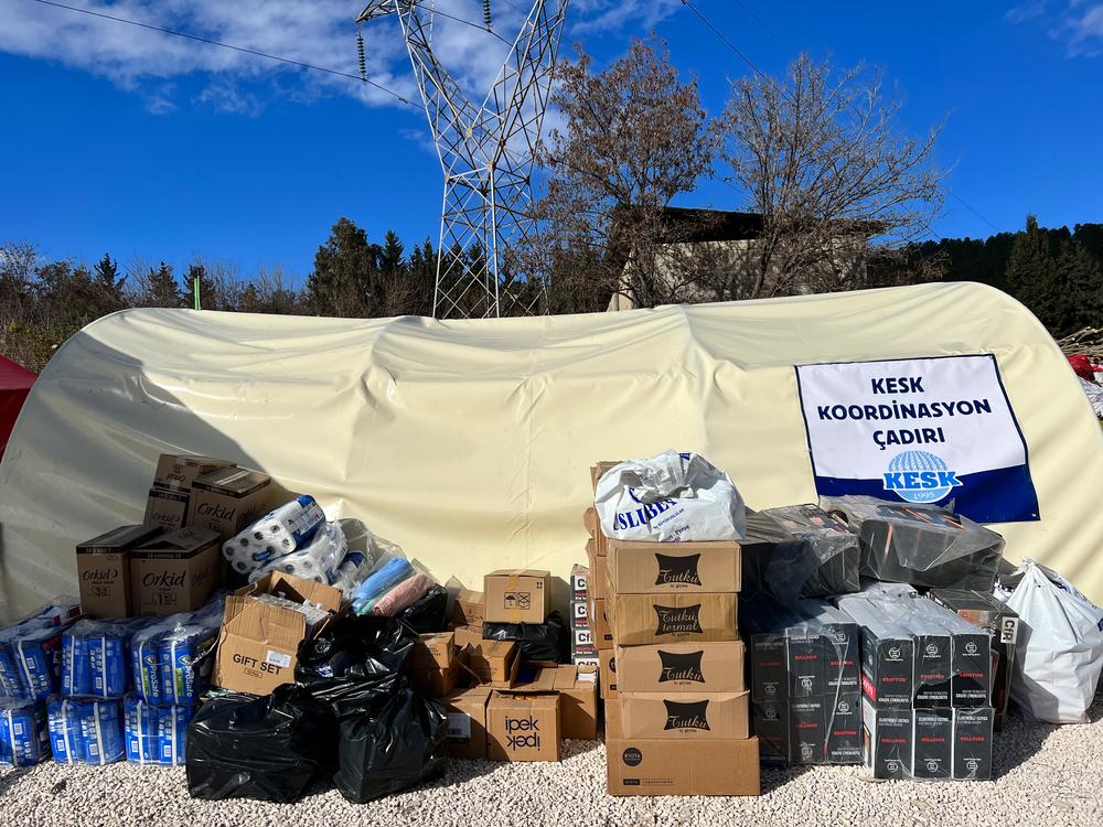 On 15 February, in collaboration with the Turkish Medical Association, a team from Médecins Sans Frontières/Doctors Without Borders (MSF) donated various essential relief items to people affected by the earthquake in the city of Adiyaman in southern Türkiye. Türkiye, February 2023. © Igor Barbero/MSF