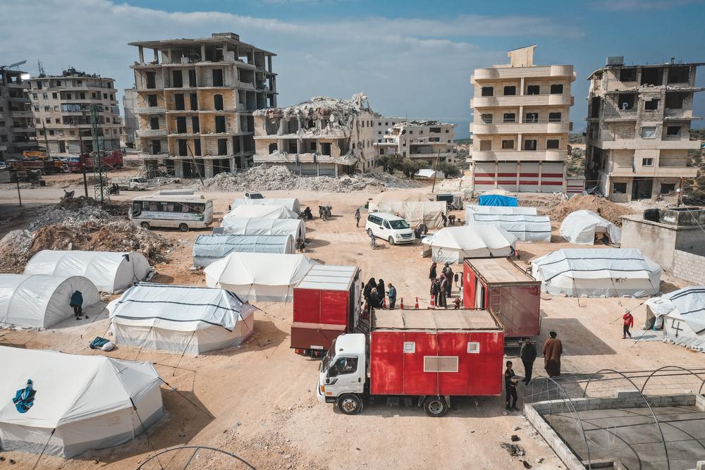 MSF’s distribution of relief items to a reception center hosting displaced families in the countryside of the city of Salqin on the Turkish border in northwestern Syria. Syria, February 2023. © Omar Haj Kadour