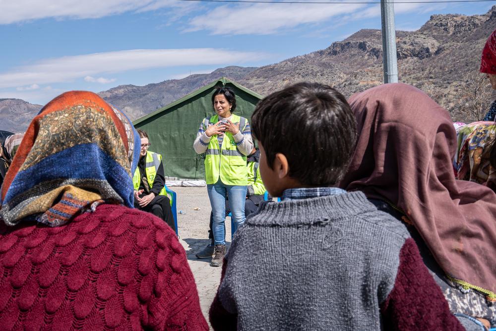 A psychologist from a Doctors Without Borders-supported organisation conducts a psychosocial support session for women in Kayatepe (Rezip), on the outskirts of Adıyaman. Türkiye, 2023. © Mariana Abdalla/MSF