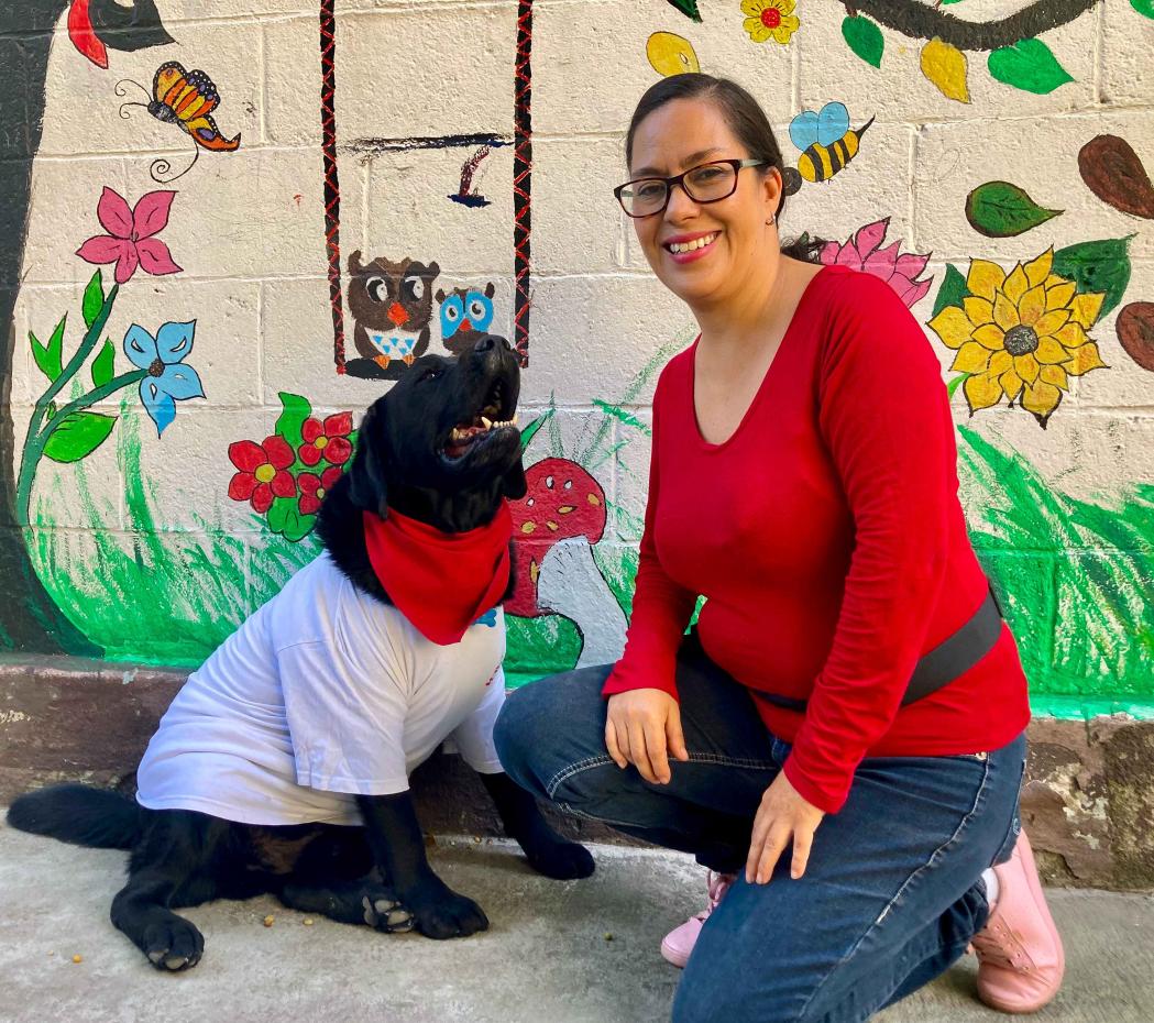 Onnie, the Labrador, and Alicia de la Rosa, a psychologist specializing in animal-assisted psychotherapy.