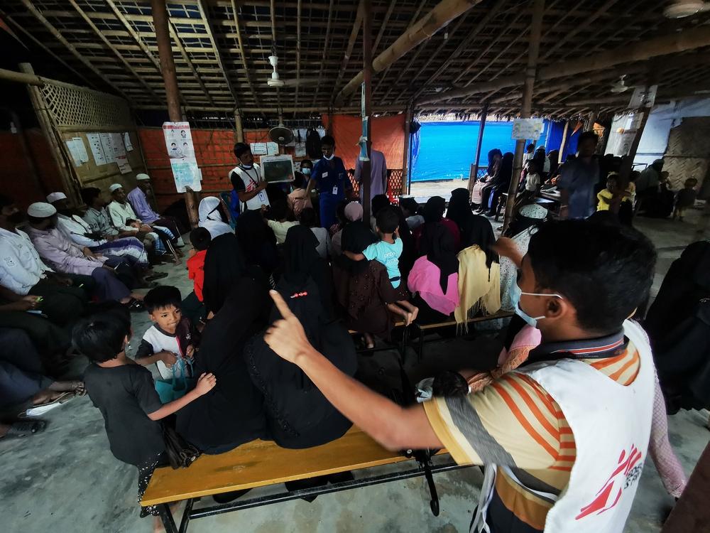 Doctors Without Borders community-based health promotion volunteer raises awareness on scabies in the clinic’s waiting area. 1 June 2023, Jamtoli Clinic, Ukhiya, Cox’s Bazar, Bangladesh.