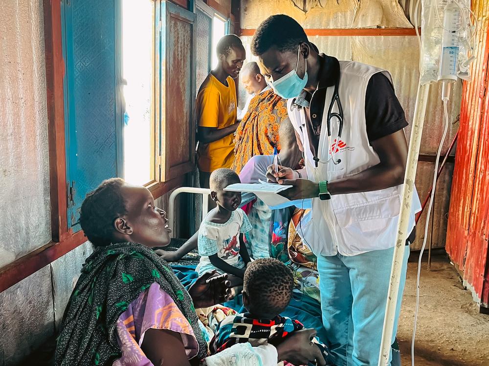 Doctors looking after children inside measles isolation unit at Um Sangour Refugees Camp, White Nile State. Sudan, July 2023. © Ahmad Mahmoud/MSF