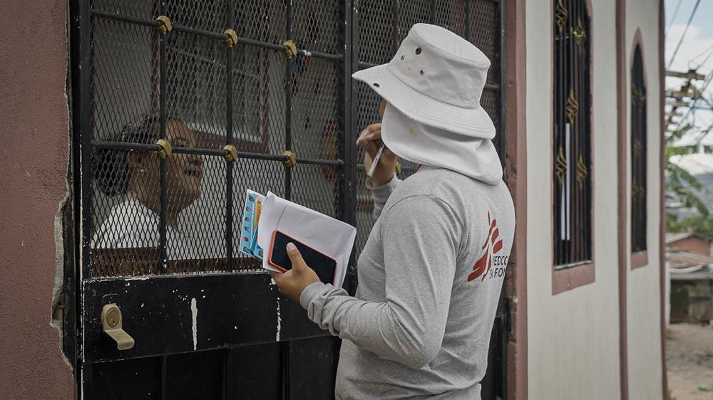 A Doctors Without Borders health promoter talks to a neighbor from the community to inform her about the release of mosquitoes with Wolbachia that we plan to carry out in this area of Tegucigalpa. Honduras, August 2023. © MSF/Maria Chavarria