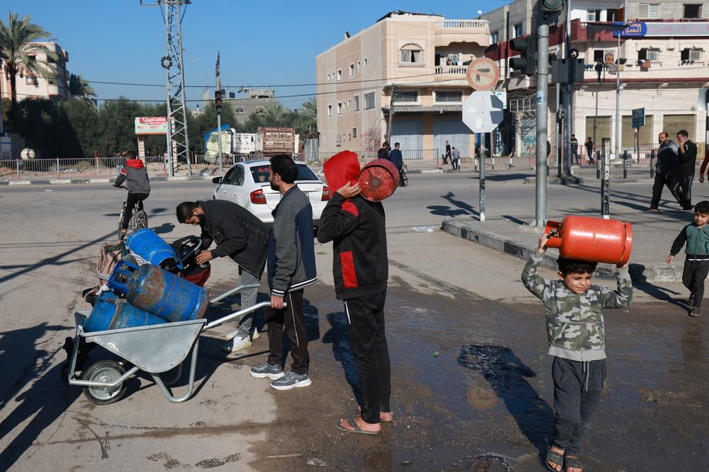People in Gaza collect fuel, which is desperately low across the Strip. Palestinian Territories, November 2023. © Mohammed ABED