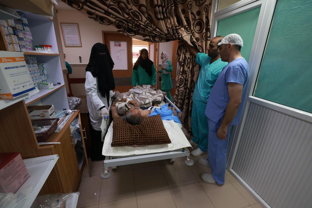 A patient waiting for surgery at Al Aqsa hospital, Middle Area, Gaza. Palestinian Territories, November 2023. © Mohammed ABED