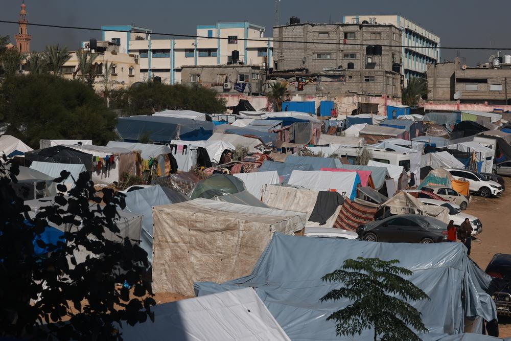 Hundreds of people camp in temporary shelters in the south of Gaza. Palestinian Territories, November 2023. © Mohammed ABED