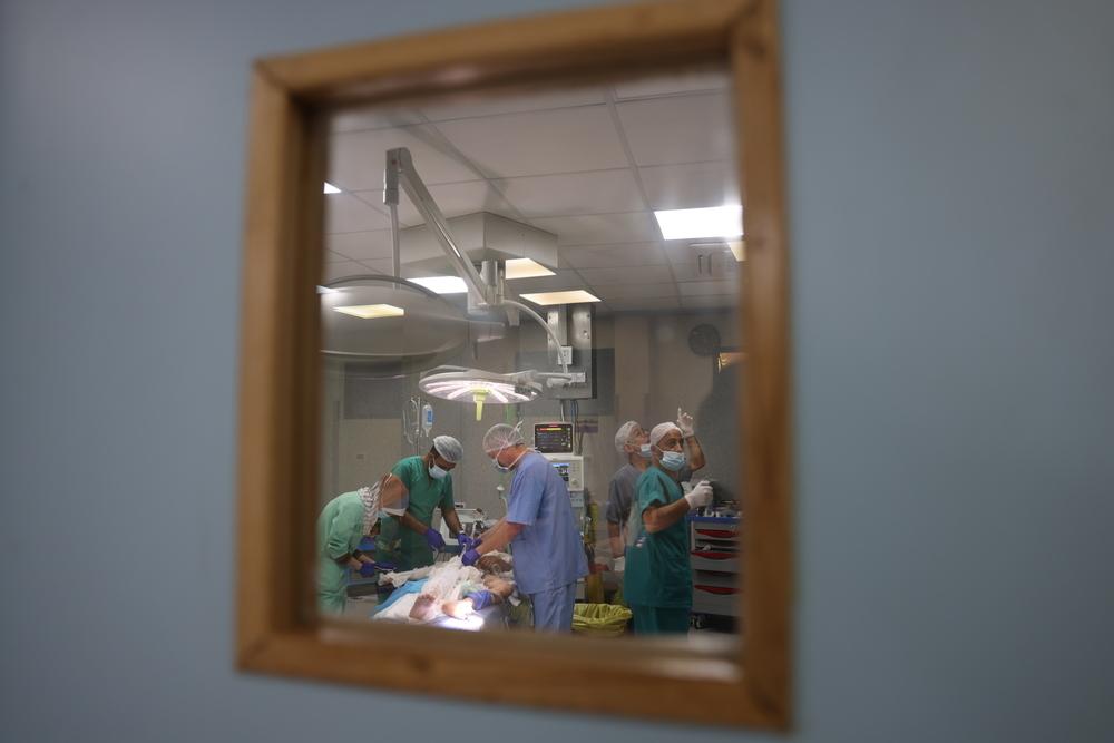 Surgeons perform surgery in operation teather at Nasser hospital. Palestinian Territories, November 2023. © Mohammed ABED