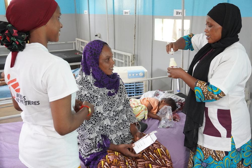 In the malnutrition ward of Douentza hospital, Doctors Without Borders team explains medical dosage to the mother of our young patient. Mali, March 2023. © Lamine Keita/MSF