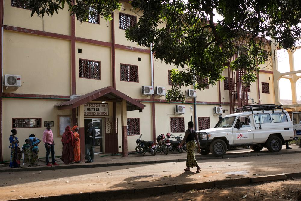 Outside Doctors Without Borders (MSF)’s medical care unit for AIDS patients at the Unité de Soins, Formation et Recherche (USFR) in Donka Hospital, in partnership with the Guinea Ministry of Health. Guinea, 2018. © Albert Masias/MSF