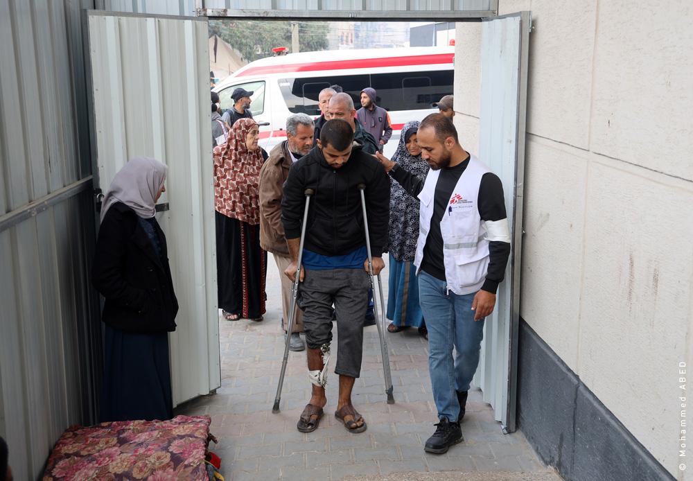 In south Gaza, Doctors Without Borders (MSF) set up a clinic inside the Rafah Indonesian Field Hospital in December 2023. With its outpatient department and 30 beds, it provides post-operative care to patients displaced from all parts of the enclave to free up beds in emergency rooms in other hospitals. Palestinian Territories, December 2023. © MSF