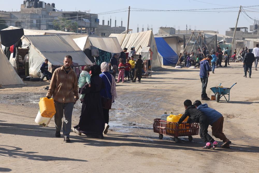 Palestinians in Rafah on the Egyptian border – once a town of 300,000, but now hosting 1.5 million displaced people from all over Gaza – struggle to find clean water for drinking, cooking or washing. Palestinian Territories, February 2024. © Mohammed Abed