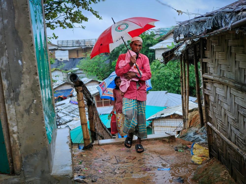 Mohammad carries his sick grandson back from the health centre. Cox’s Bazar, Bangladesh, October 2023 © Sahat Zia Hero 