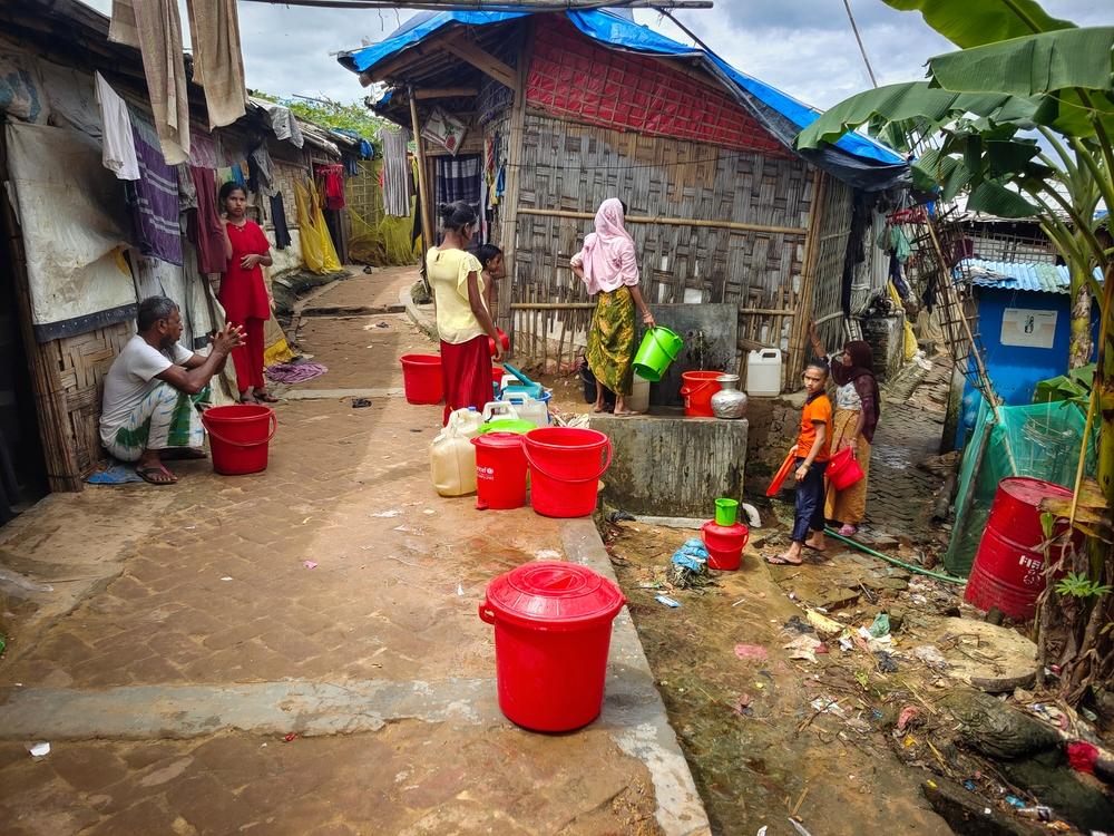Rohingya refugees queue to collect water before Friday prayers. Cox’s Bazar, Bangladesh, October 2023 © Sahat Zia Hero