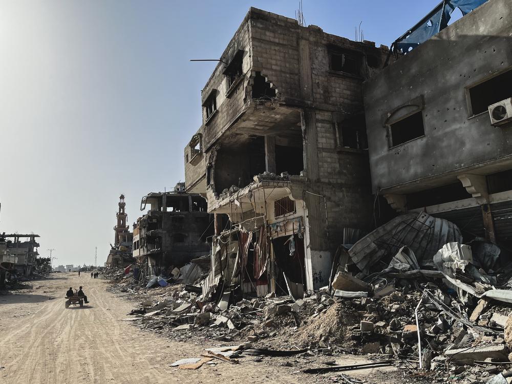 Main access road to Khan Younis. The area has been completely destroyed by intense bombing and artillery fire by the Israeli forces. Palestine, April 2024. © Ben Milpas/MSF