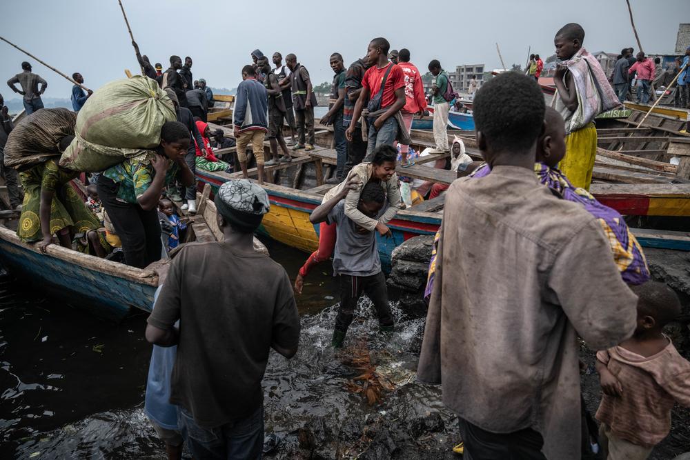 People arriving at the Kituku Port in Goma. They are fleeing the ongoing fightings in North and South Kivu.
